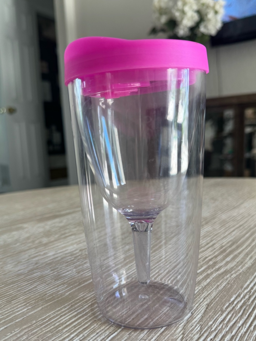 Vino 2 Go travel wine plastic cup with pink lid